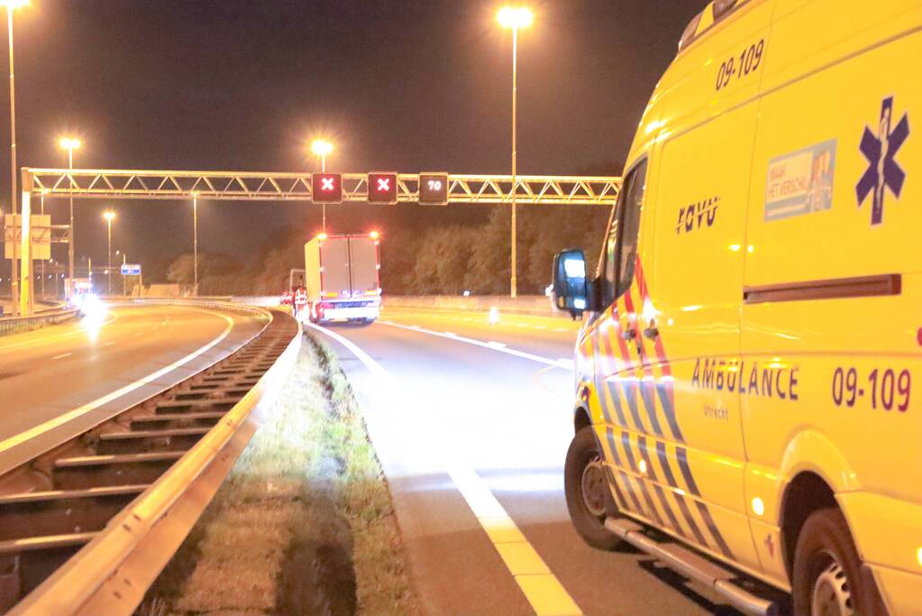 Bestuurder verliest macht over het stuur en botst tegen vangrail