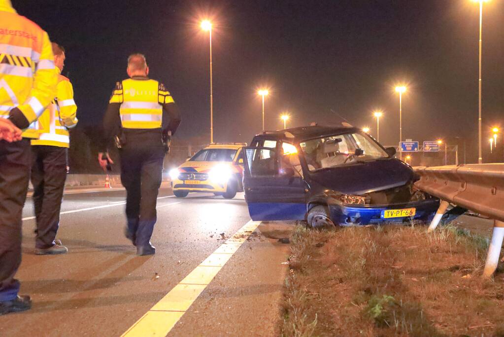 Bestuurder verliest macht over het stuur en botst tegen vangrail