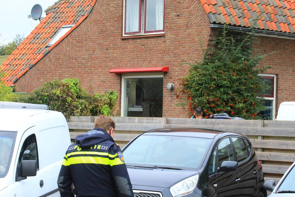 Agressieve pool slaat raam in en raakt gewond