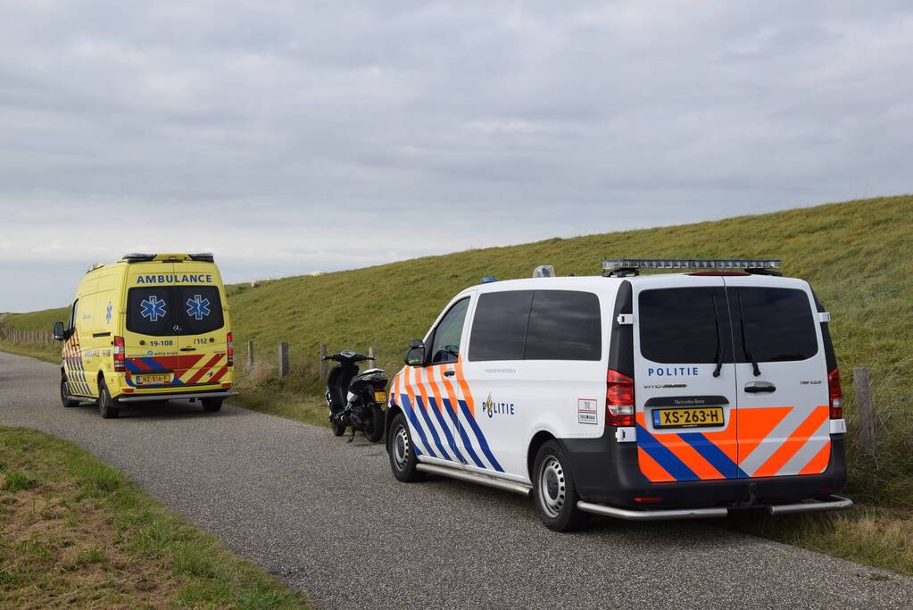 Jongen met scooter ten val