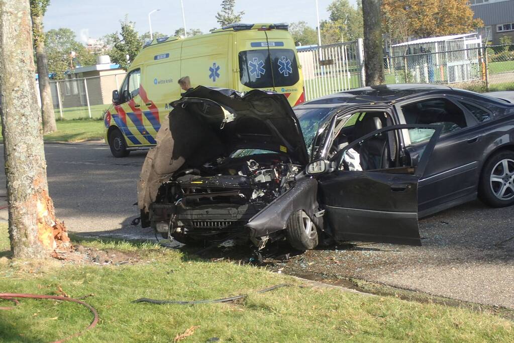 Automobilist gewond door botsing tegen boom