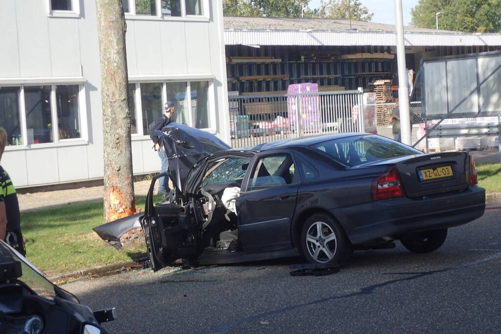 Automobilist gewond door botsing tegen boom