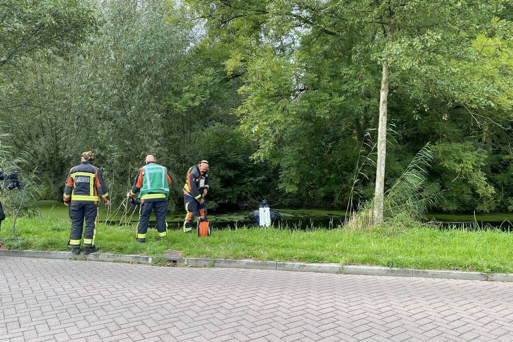 Brandweer verricht zoekslag door kinderfiets in sloot