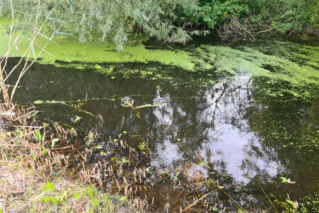 Brandweer verricht zoekslag door kinderfiets in sloot