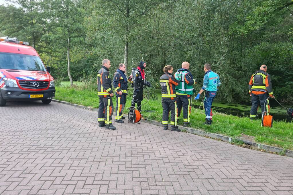 Brandweer verricht zoekslag door kinderfiets in sloot
