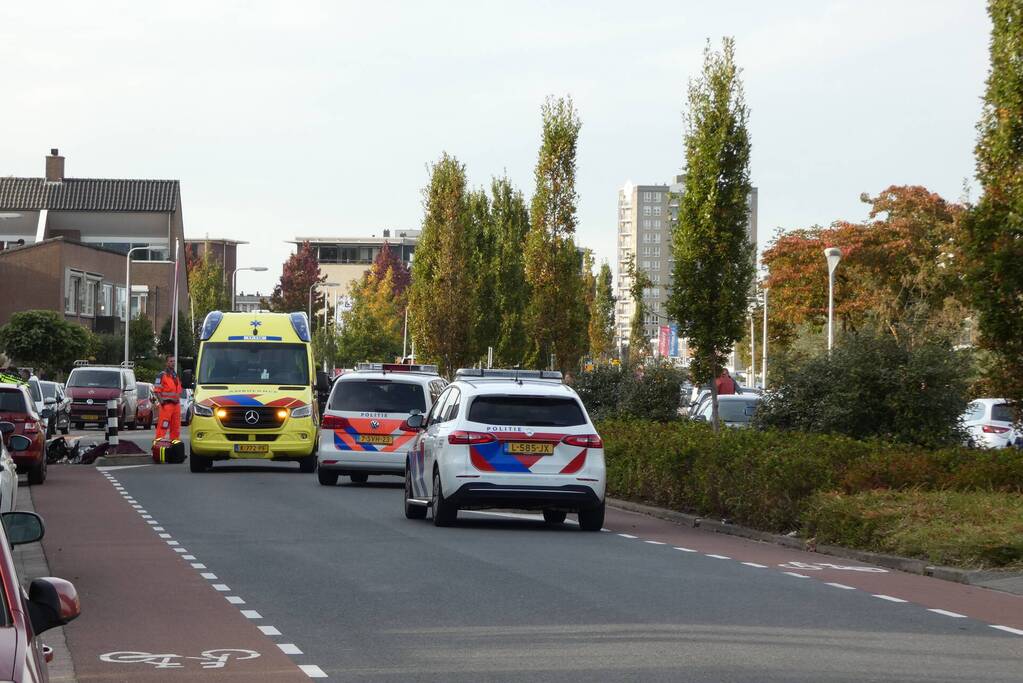 Snorfietser gewond door botsing tegen paal