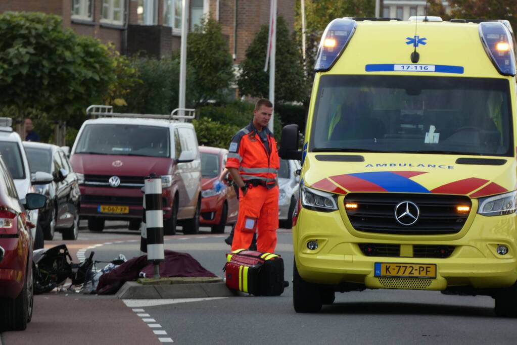 Snorfietser gewond door botsing tegen paal