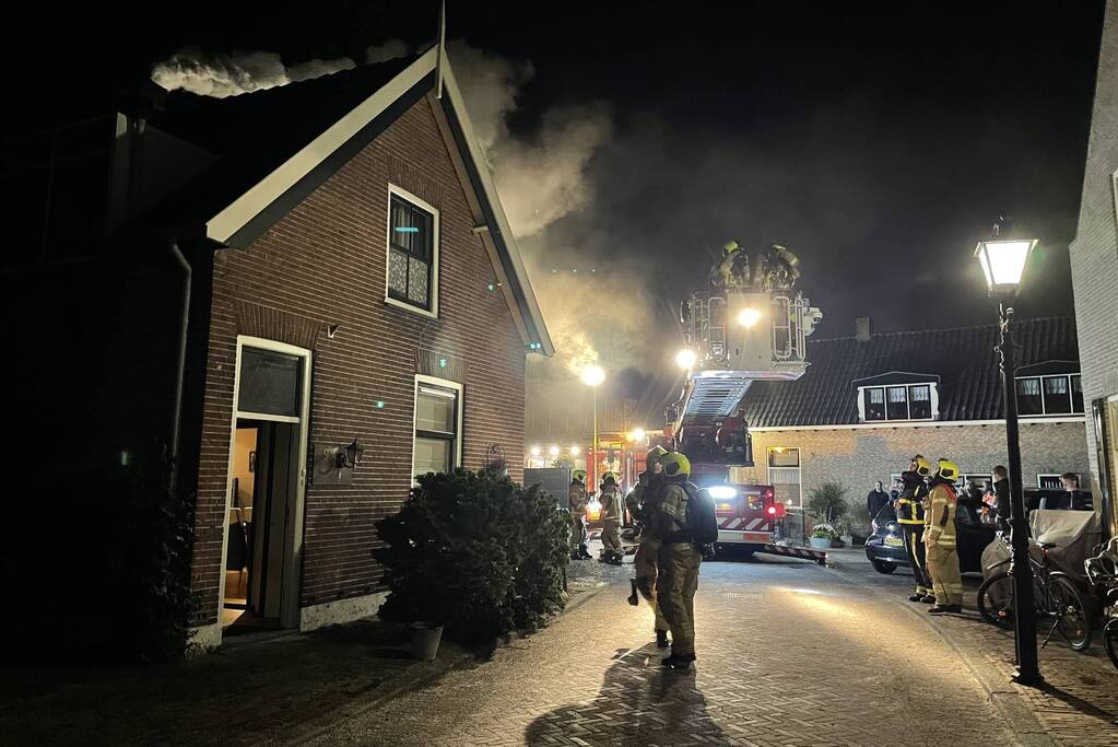 Brandweer dooft brand in schoorsteen