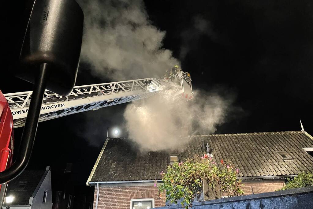 Brandweer dooft brand in schoorsteen