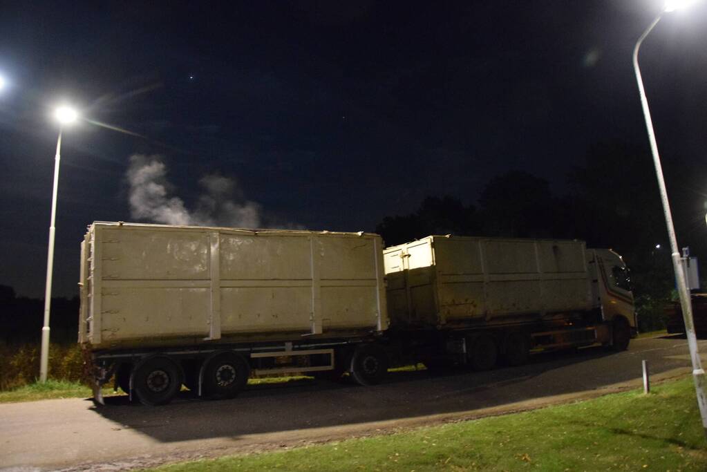 Brandweer controleert trailer van vrachtwagen door damp