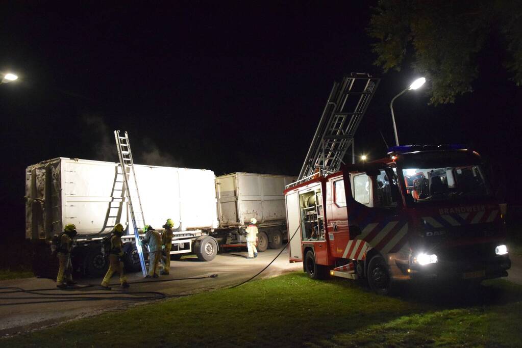 Brandweer controleert trailer van vrachtwagen door damp