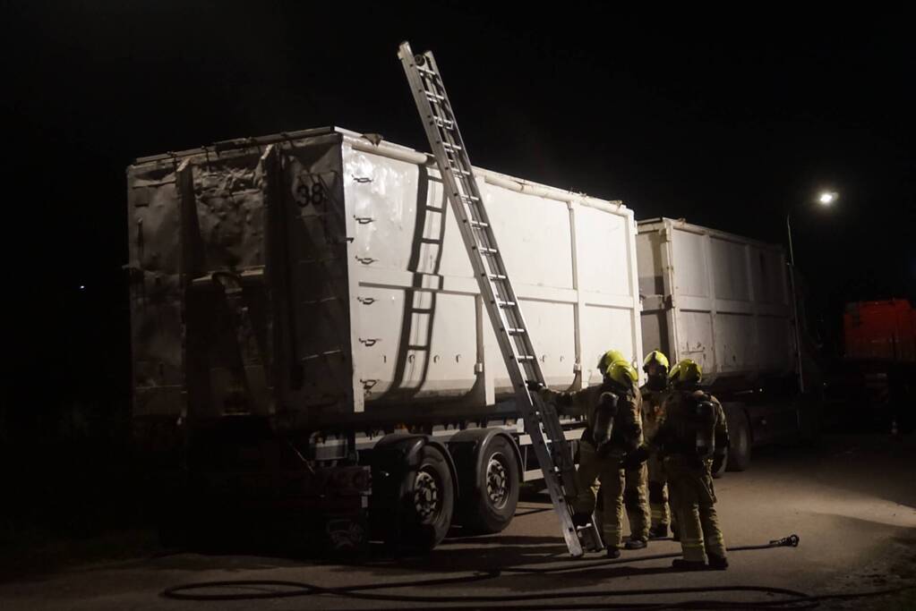 Brandweer controleert trailer van vrachtwagen door damp