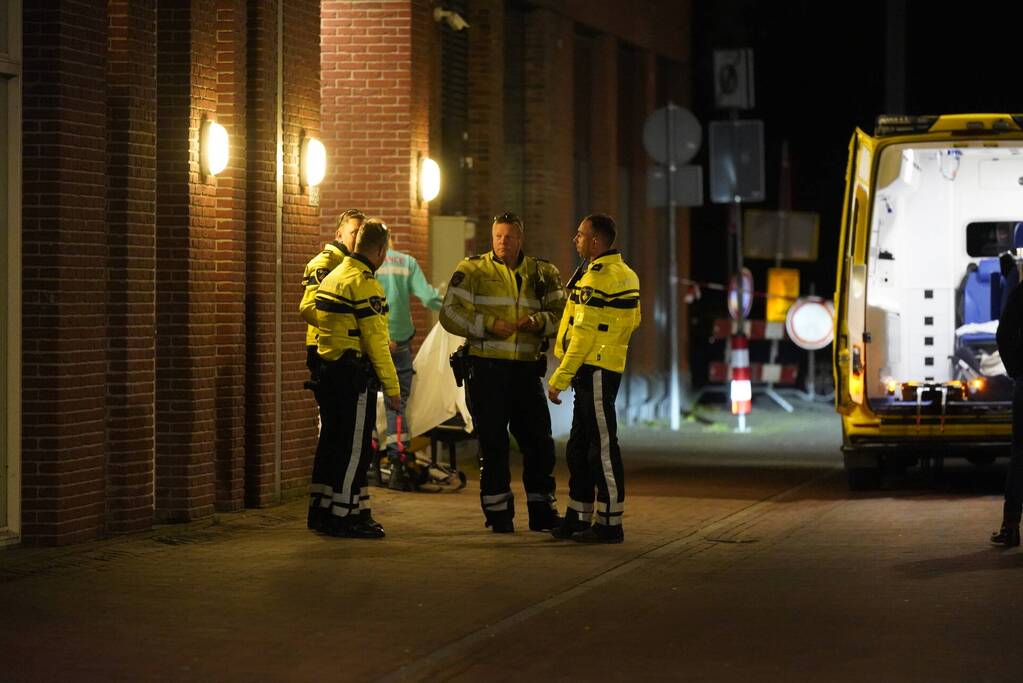 Onderhandelaar praat persoon op hoogte naar beneden