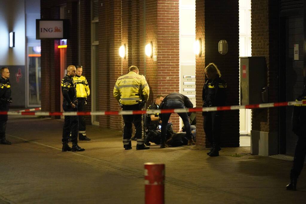 Onderhandelaar praat persoon op hoogte naar beneden