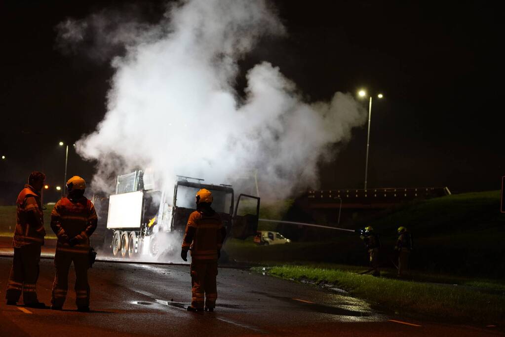 Vrachtwagencabine volledig uitgebrand