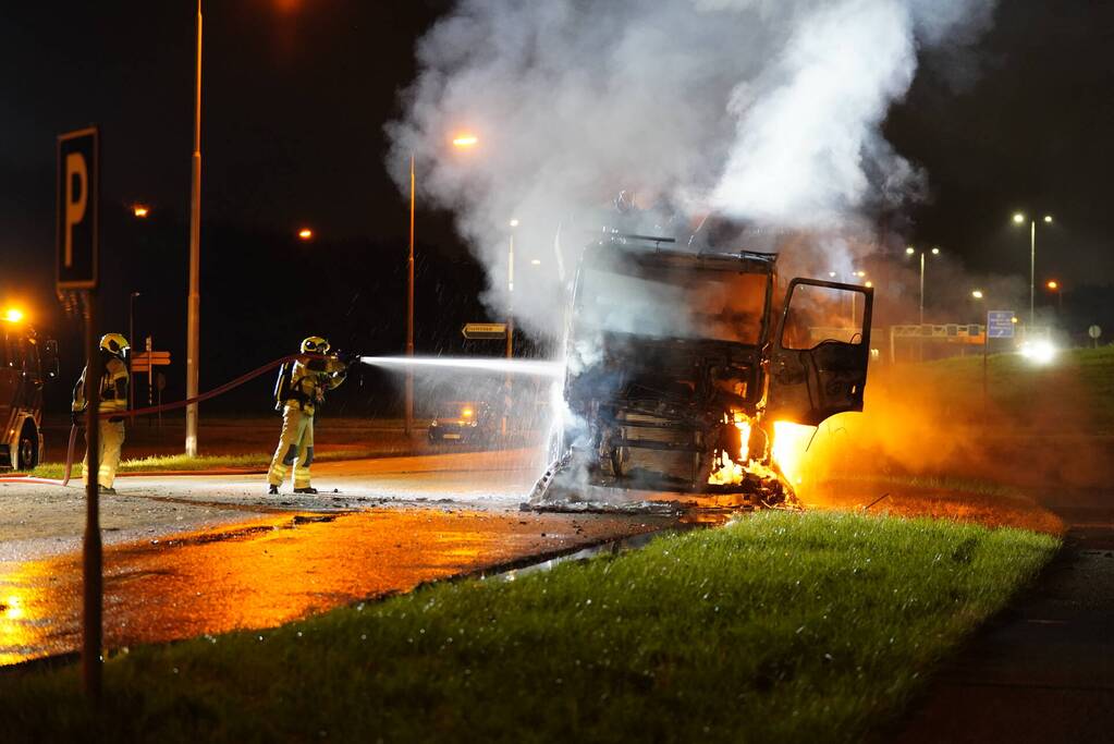 Vrachtwagencabine volledig uitgebrand