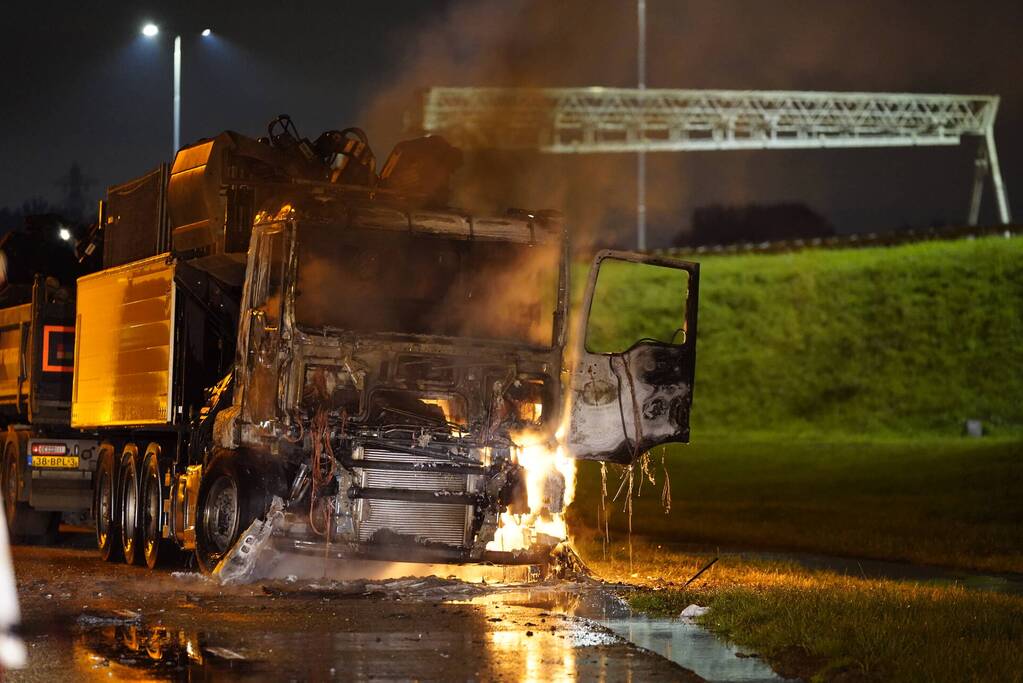 Vrachtwagencabine volledig uitgebrand