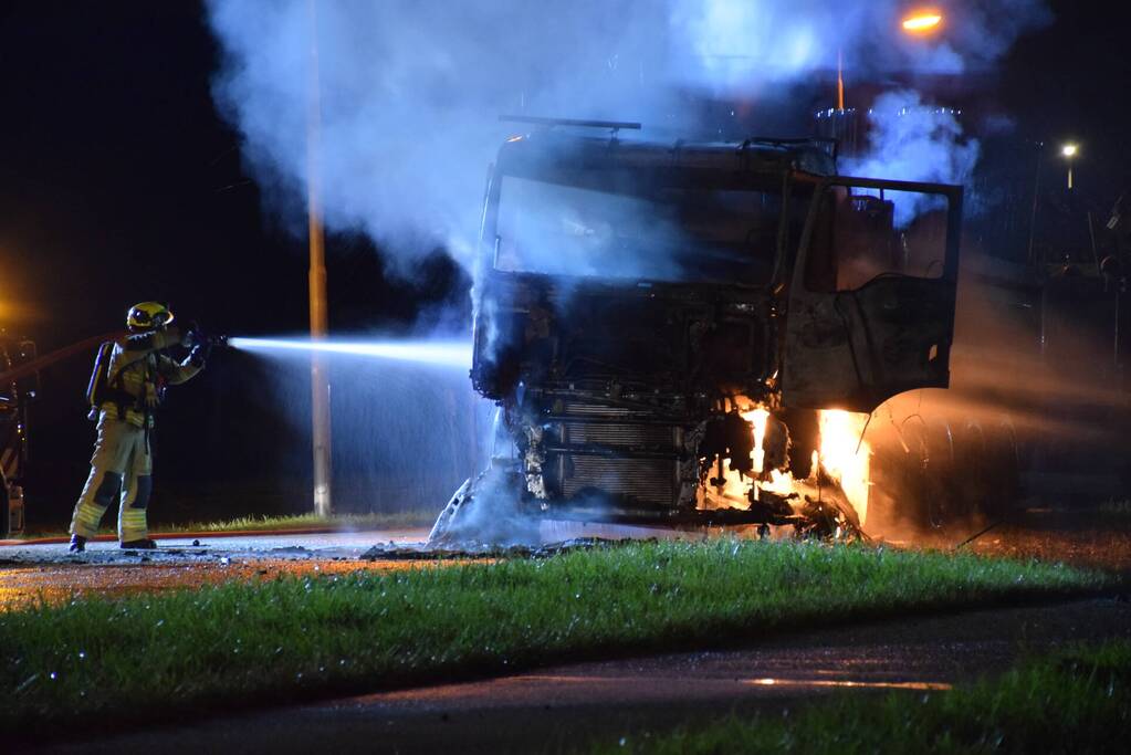 Vrachtwagencabine volledig uitgebrand