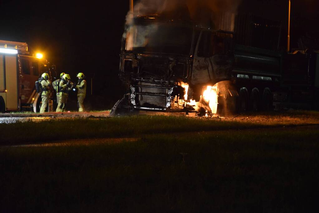 Vrachtwagencabine volledig uitgebrand