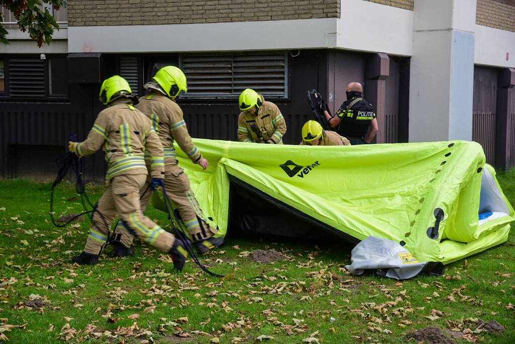 Man met verward gedrag door arrestatieteam uit flatwoning gehaald