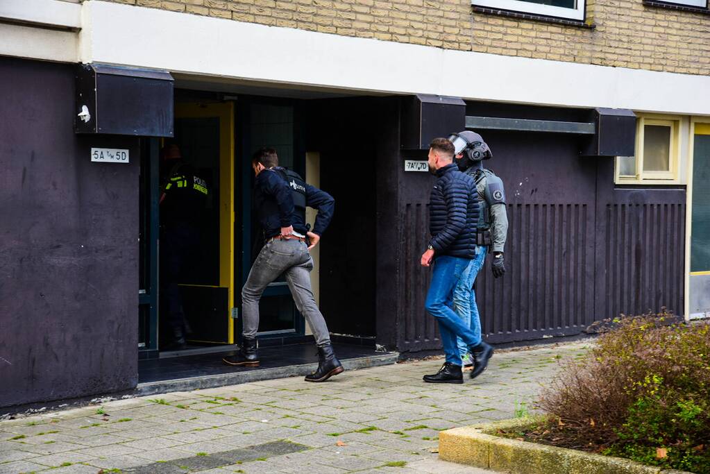 Man met verward gedrag door arrestatieteam uit flatwoning gehaald