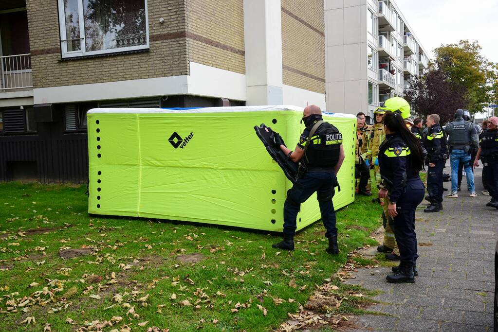 Man met verward gedrag door arrestatieteam uit flatwoning gehaald