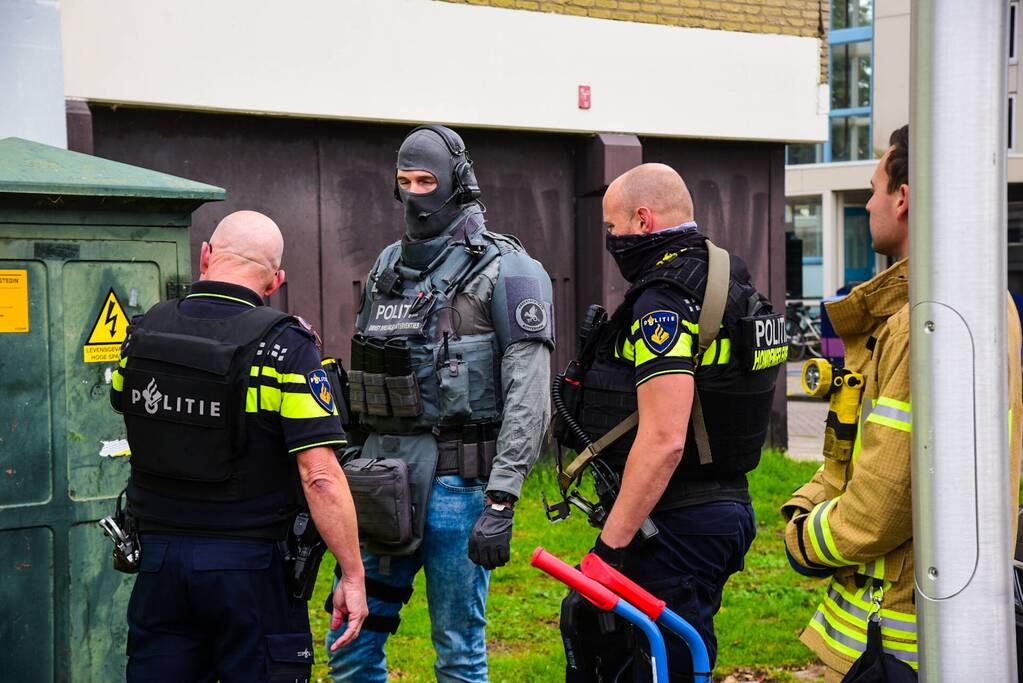 Man met verward gedrag door arrestatieteam uit flatwoning gehaald