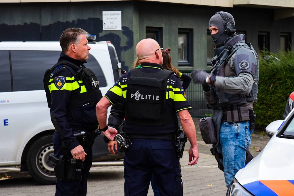 Man met verward gedrag door arrestatieteam uit flatwoning gehaald