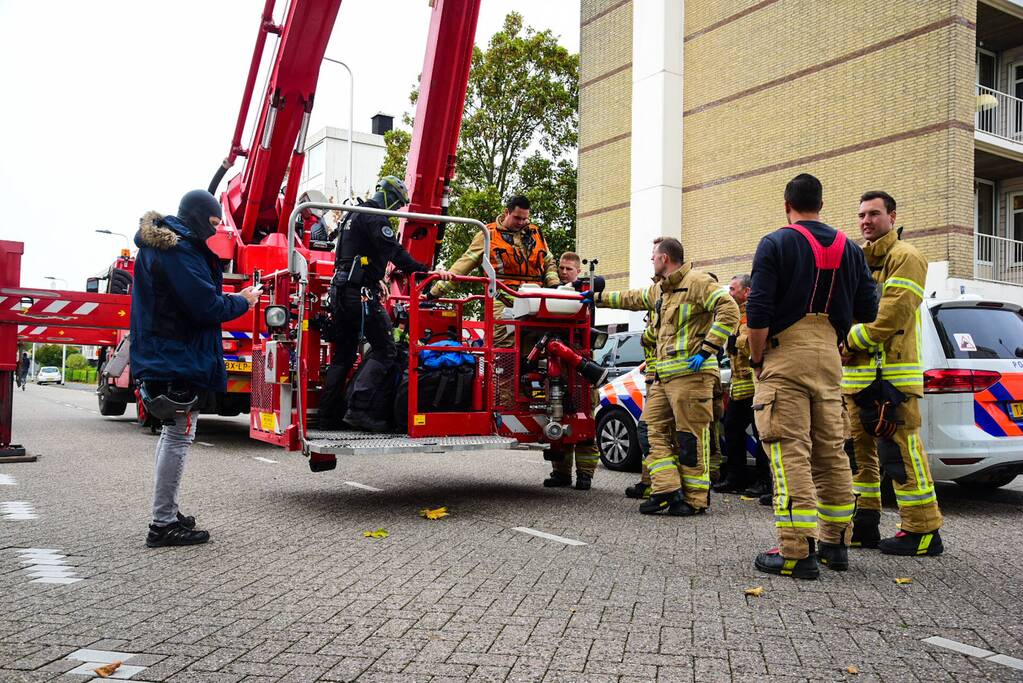 Man met verward gedrag door arrestatieteam uit flatwoning gehaald