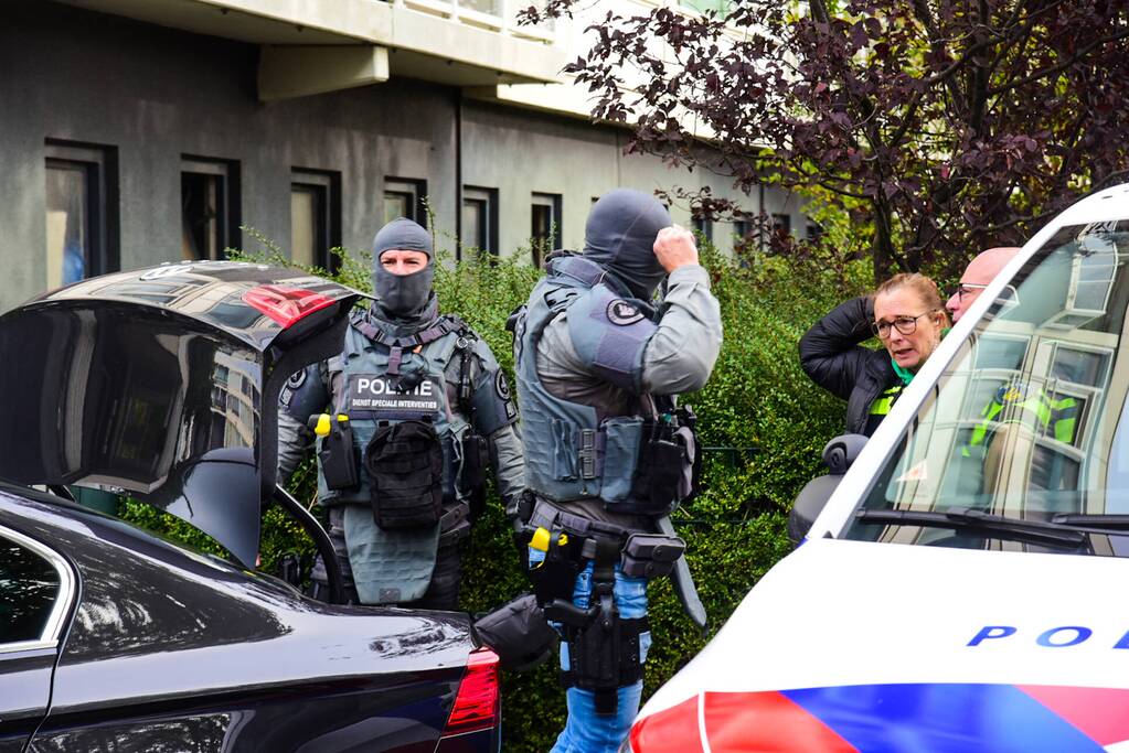 Man met verward gedrag door arrestatieteam uit flatwoning gehaald