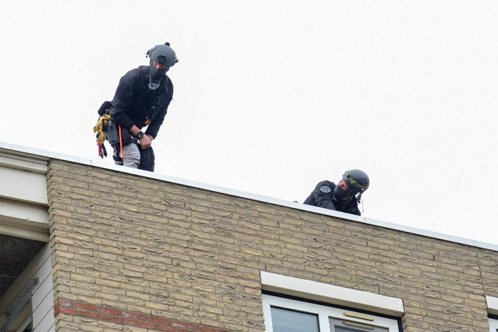 Man met verward gedrag door arrestatieteam uit flatwoning gehaald
