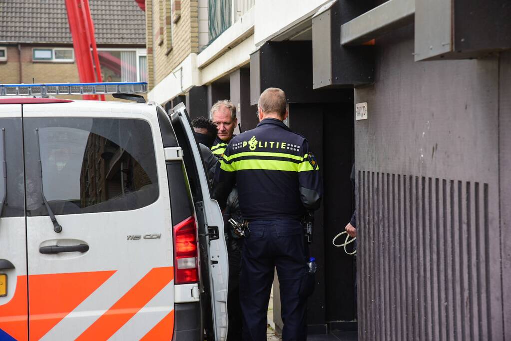 Man met verward gedrag door arrestatieteam uit flatwoning gehaald