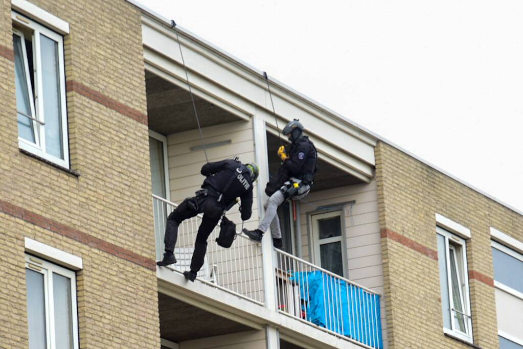 Man met verward gedrag door arrestatieteam uit flatwoning gehaald