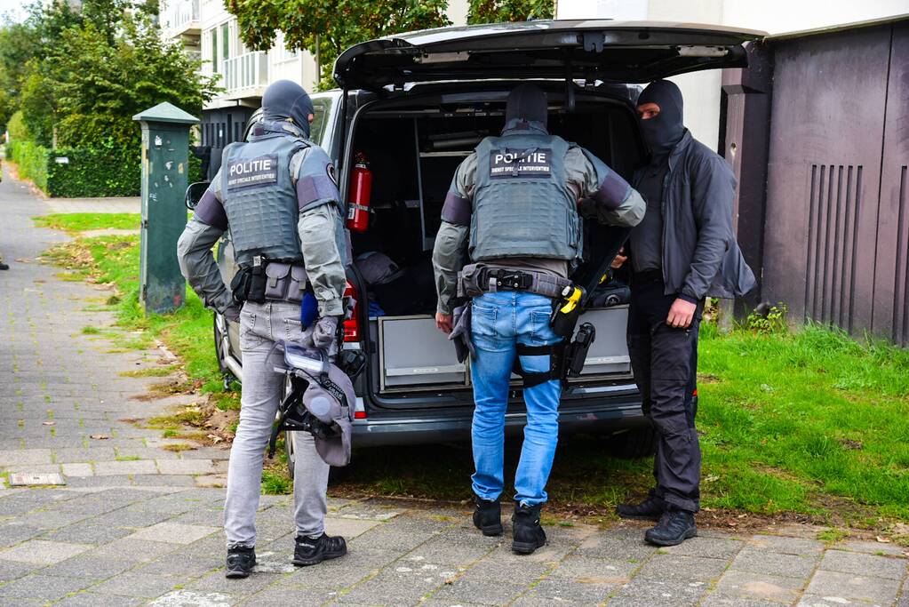 Man met verward gedrag door arrestatieteam uit flatwoning gehaald