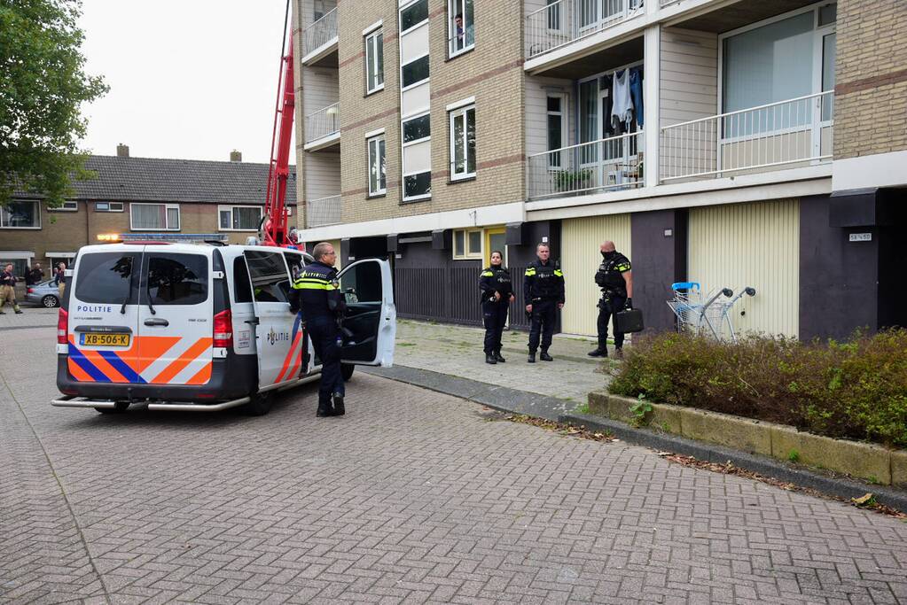 Man met verward gedrag door arrestatieteam uit flatwoning gehaald