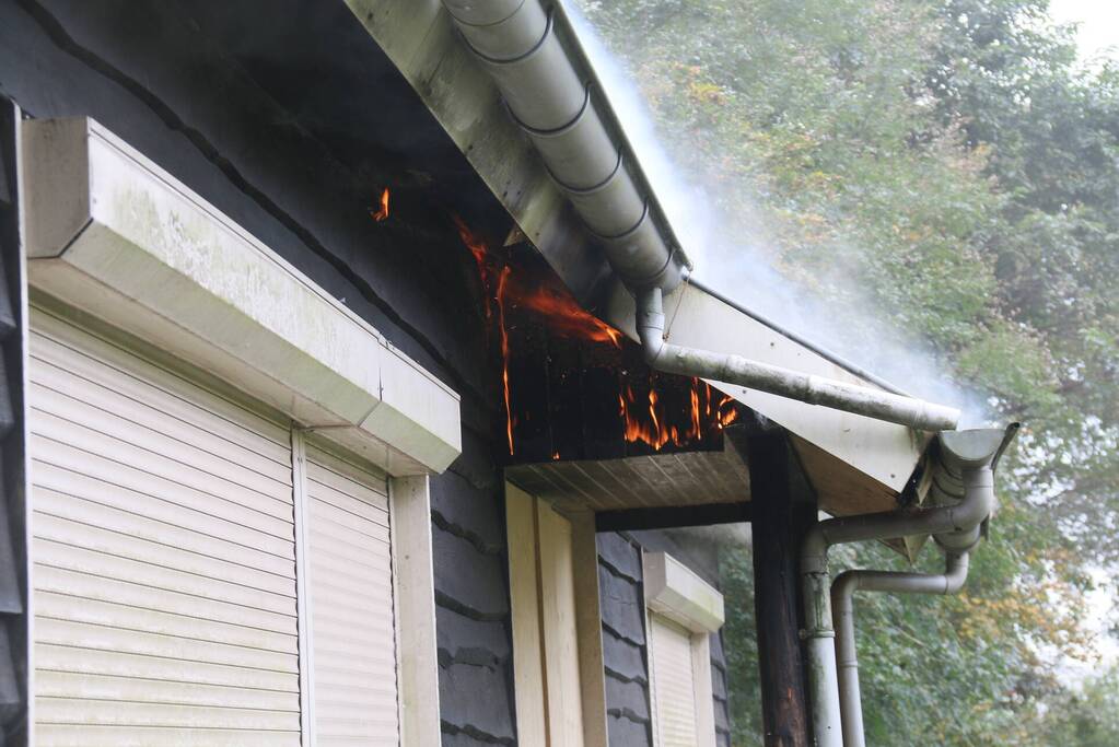 Hevige brand in voormalig clubgebouw van schaatsbaan