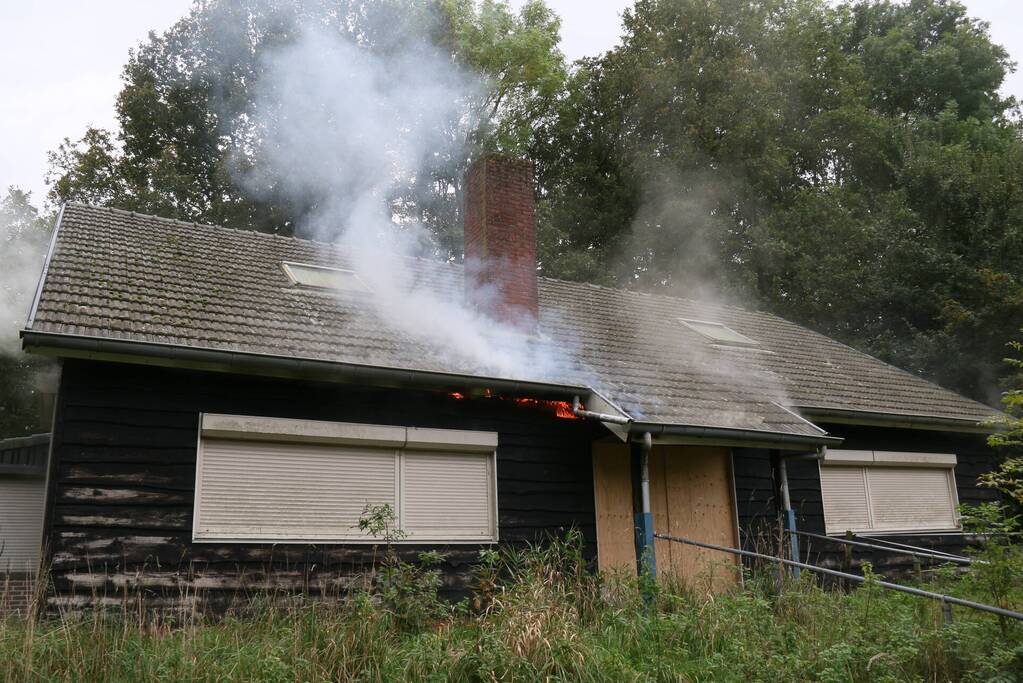 Hevige brand in voormalig clubgebouw van schaatsbaan