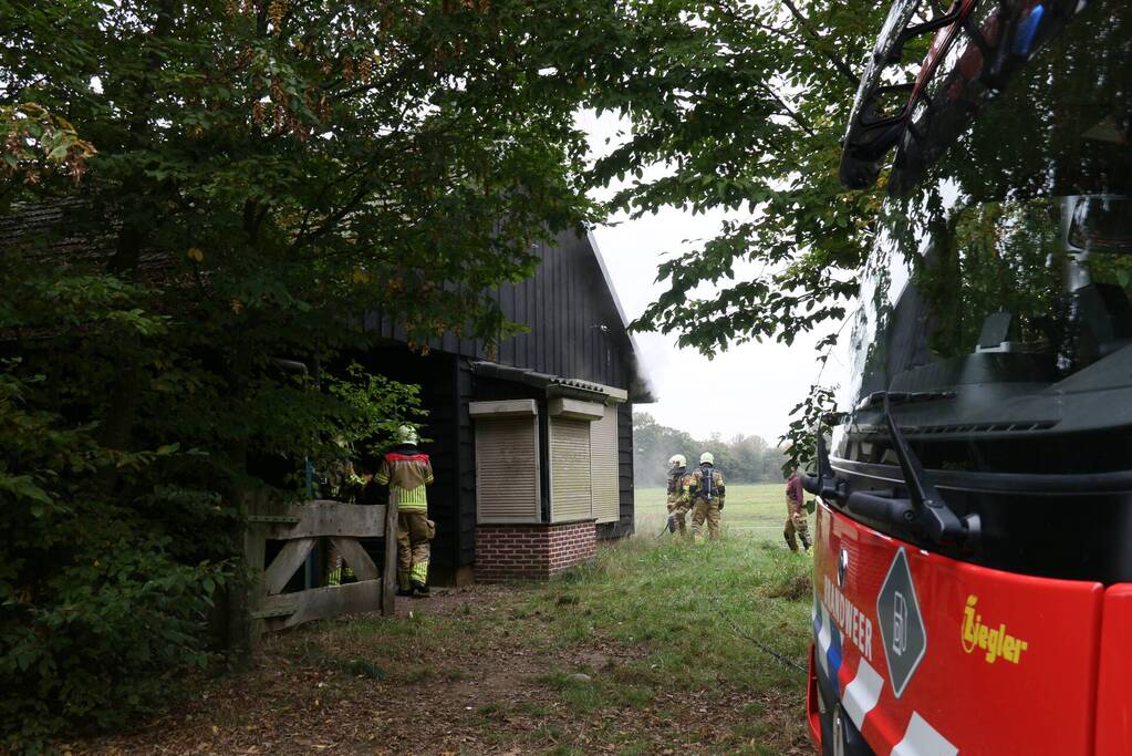 Hevige brand in voormalig clubgebouw van schaatsbaan