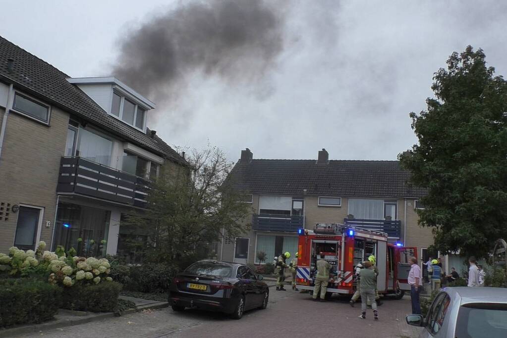 Veel rook door uitslaande brand in schuur