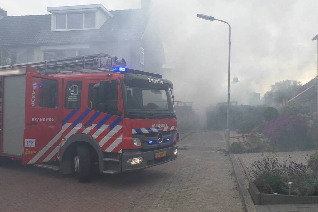 Veel rook door uitslaande brand in schuur