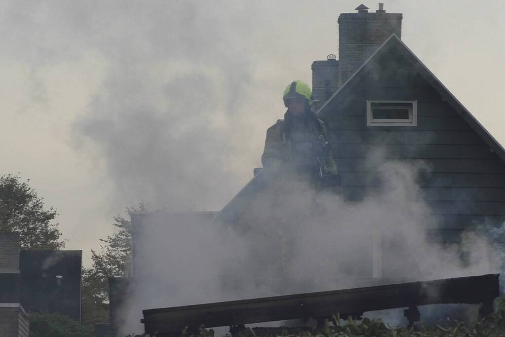 Veel rook door uitslaande brand in schuur