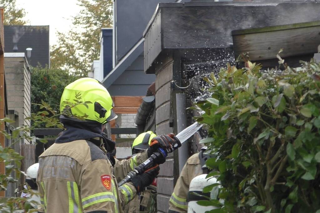 Veel rook door uitslaande brand in schuur