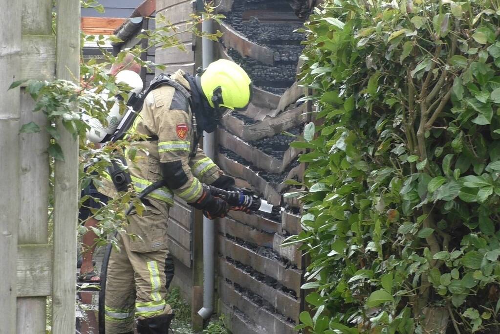 Veel rook door uitslaande brand in schuur