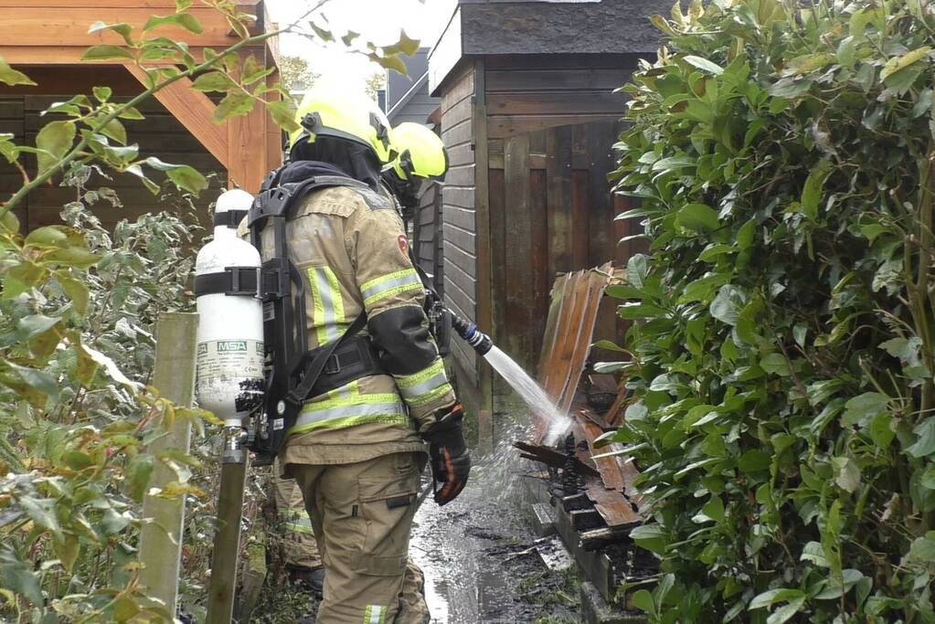 Veel rook door uitslaande brand in schuur