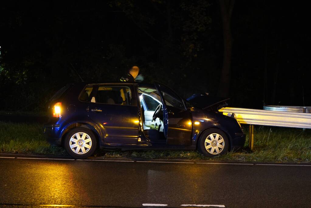 Personenauto botst frontaal tegen vangrail