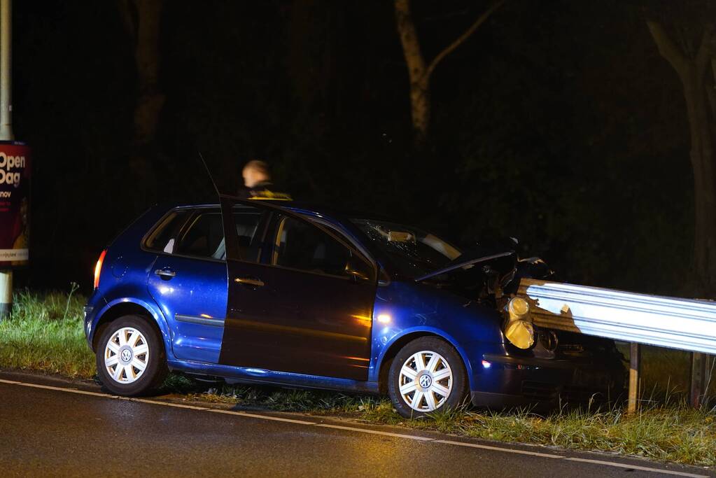 Personenauto botst frontaal tegen vangrail