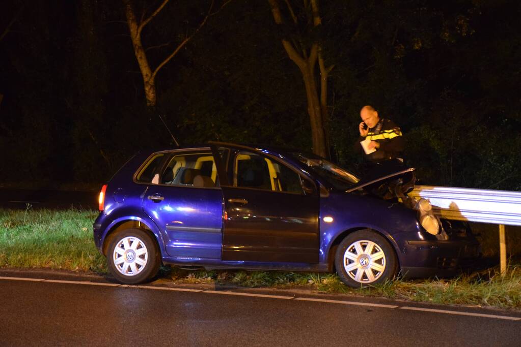 Personenauto botst frontaal tegen vangrail