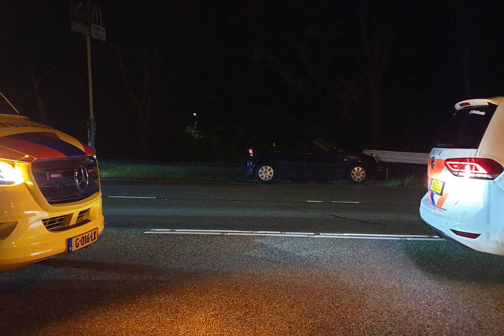 Personenauto botst frontaal tegen vangrail
