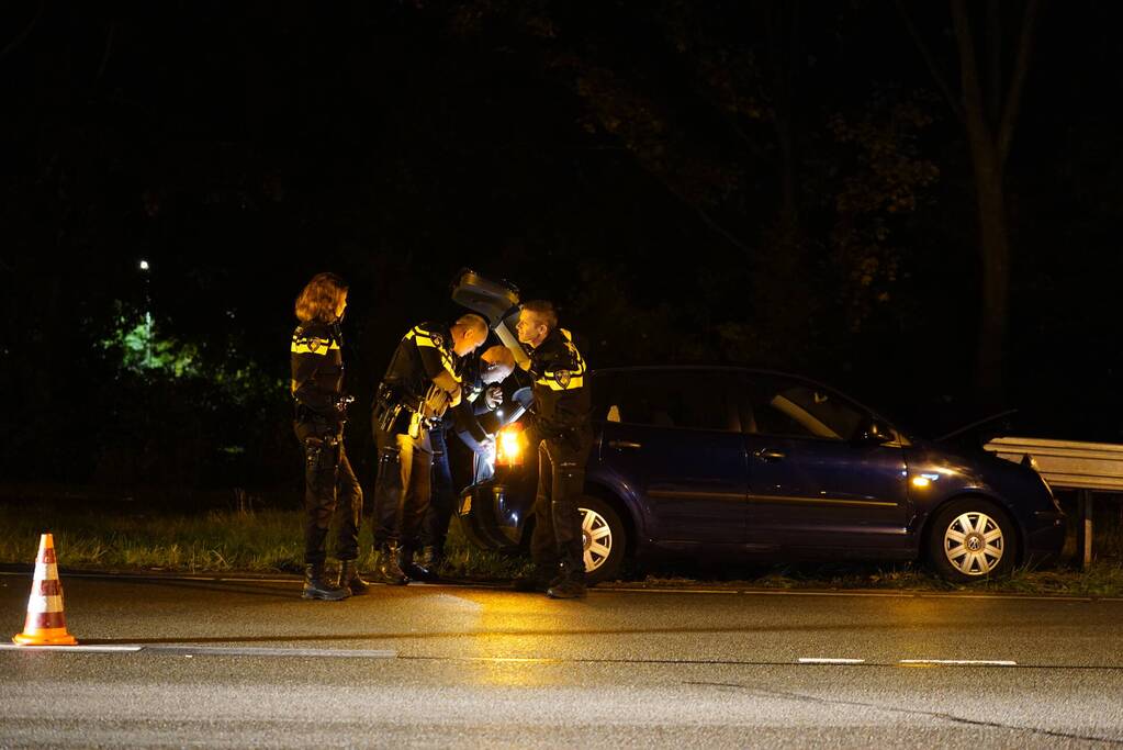 Personenauto botst frontaal tegen vangrail