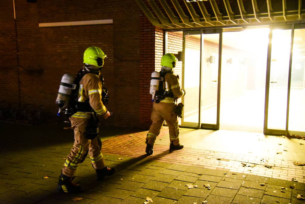 Vuurwerk zet oude supermarkt vol rook